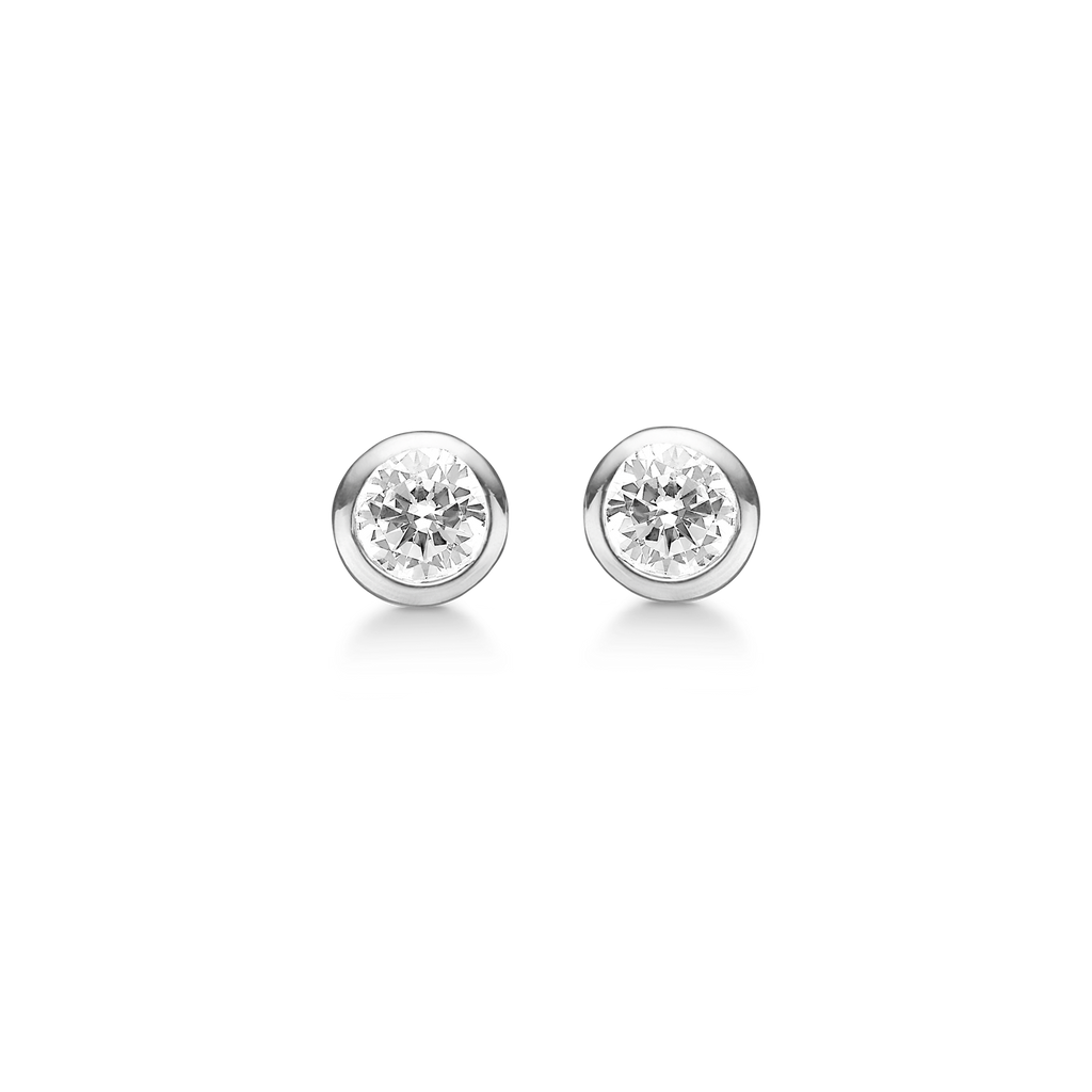 Sølv ørestikker med 6 mm syntetisk cubic zirconia i rund fatning.
