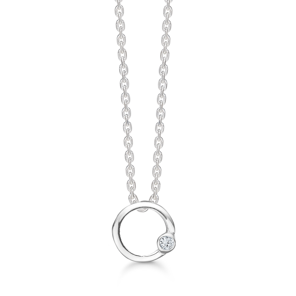 Sølv halskæde cirkel med syntetisk cubic zirconia i rørfatning.  Kæden er i længde 42-45 cm.