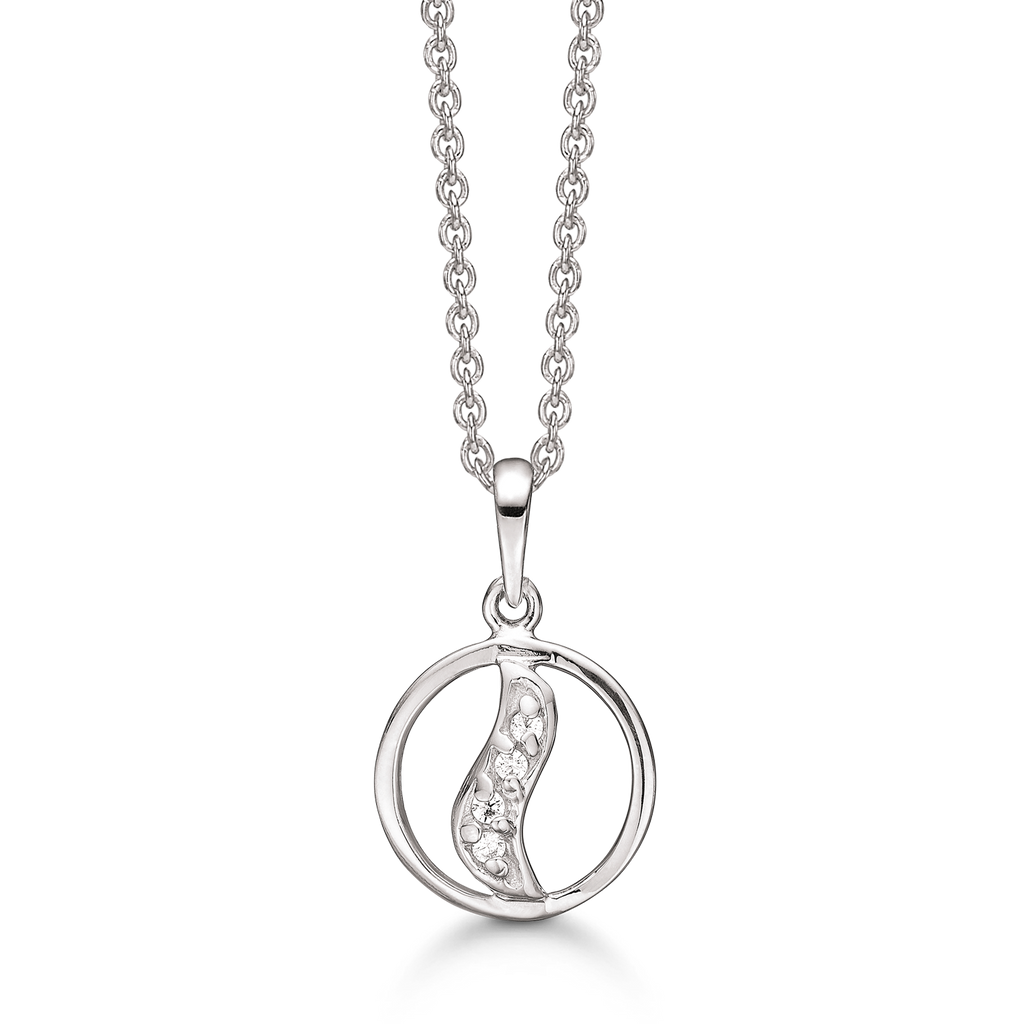 Sølv halskæde rhodineret ring med skæv streg igennem med  syntetisk cubic zirconia. Kæden er rhodineret sølv i længde 42-45 cm.