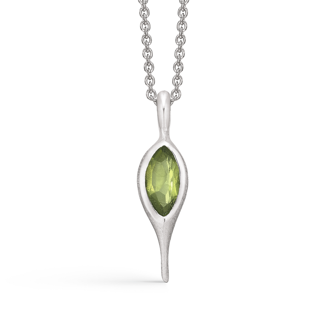 Sølv halskæde rhodineret . oval med peridot.  Kæden er rhodineret sølv i længde 42-45 cm.