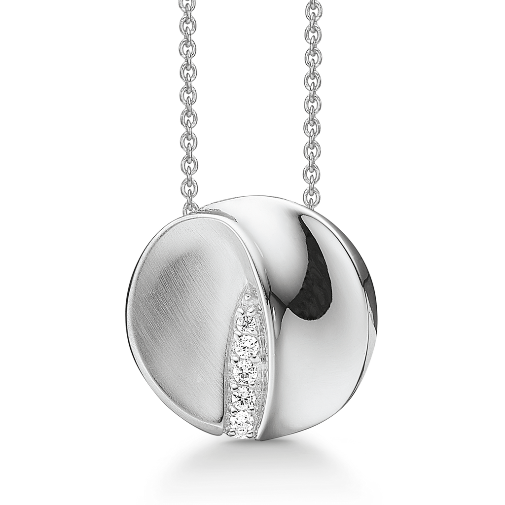 Sølv halskæde rhodineret mat/blank foldet cirkel med syntetisk cubic zirconia. Kæden er længde 42-45 cm.