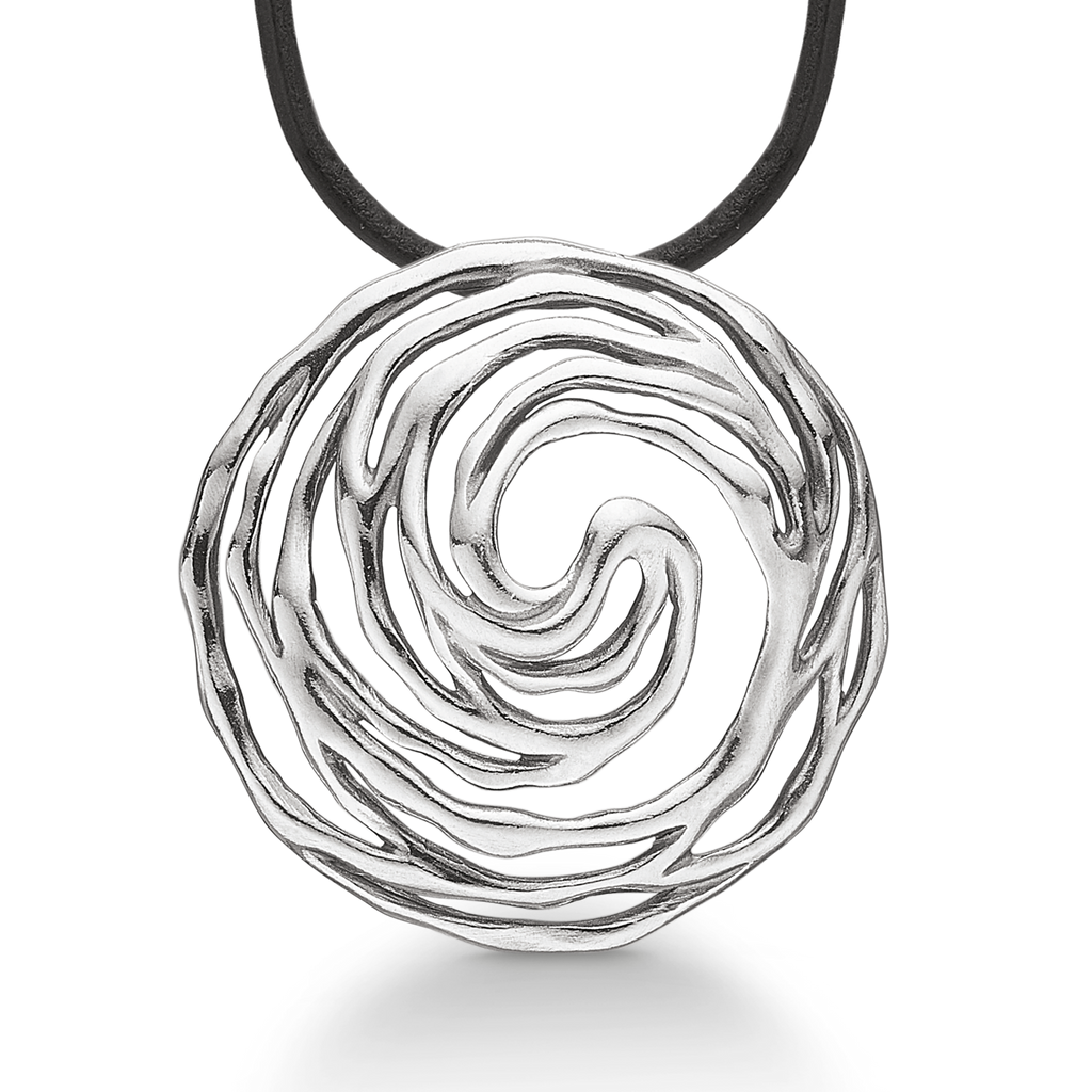 Sølv vedhæng spiral med let  oxydering.  Kæden er af læder i længde 42 cm.