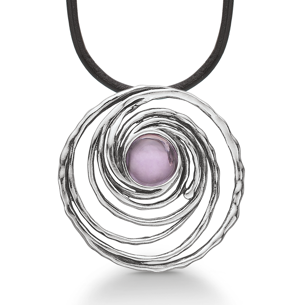 Sølv halskæde spiral med ametyst og let oxydering.  Kæden er af læder i længde 42 cm.