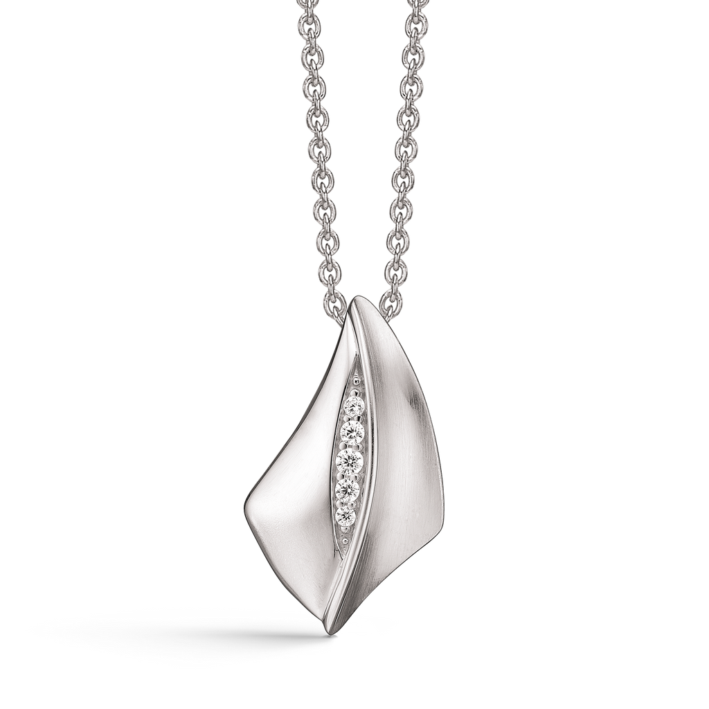 Sølv halskæde rhodineret spids oval dråbe mat og blank med syntetisk cubic zirconia i midten.  Kæden er rhodineret sølv i længde 42-45 cm.