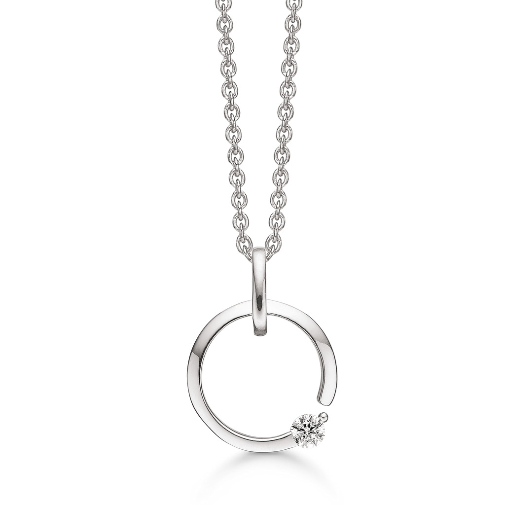 Sølv halskæde rhodineret  åben cirkel med syntetisk cubic zirconia.  Kæden er rhodineret sølv i længde 42-45 cm.