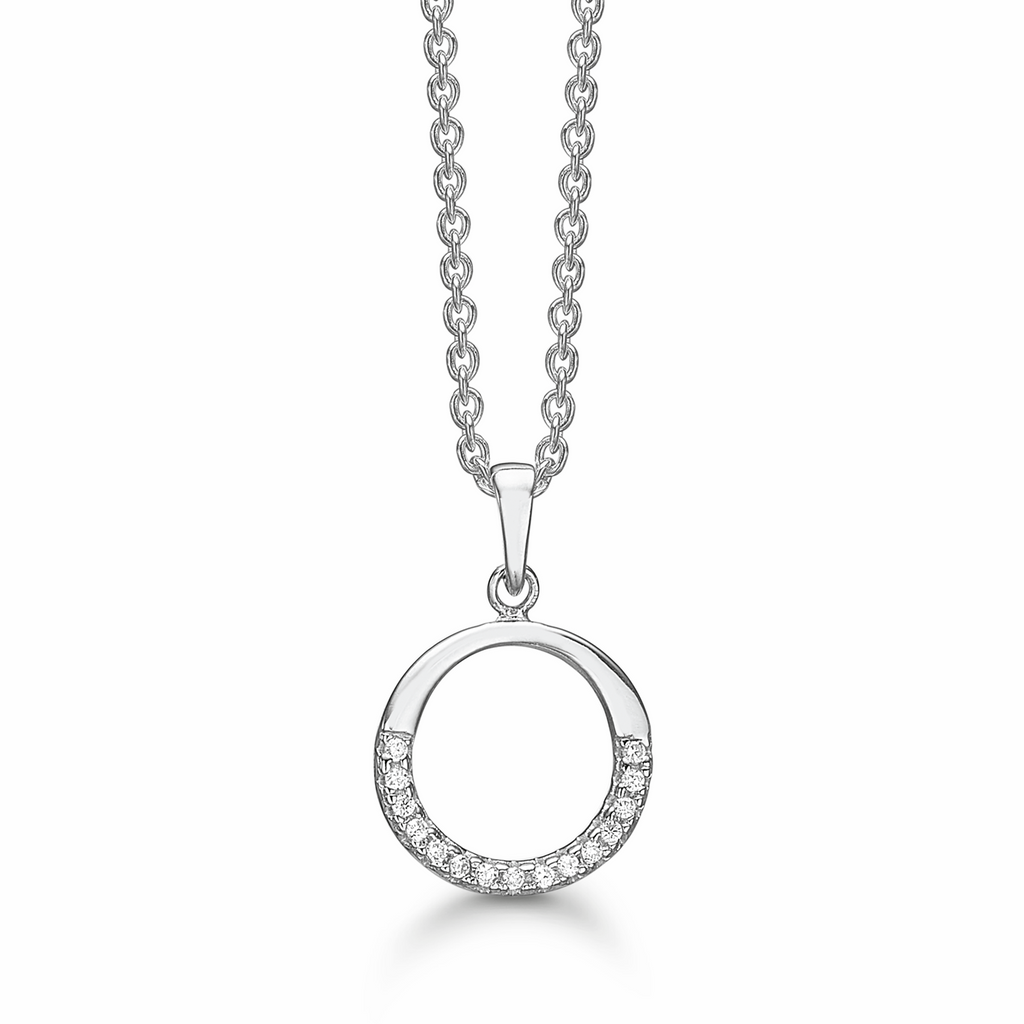 Sølv halskæde rhodineret cirkel med syntetisk cubic zirconia halv rundt.  Kæden er i længde 42-45 cm.