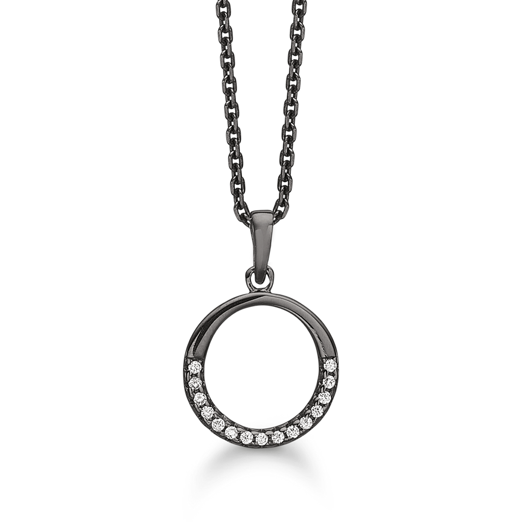 Sølv halskæde sort rhodineret cirkel med syntetisk cubic zirconia i den halve kant. Kæden er længde 42-45 cm.