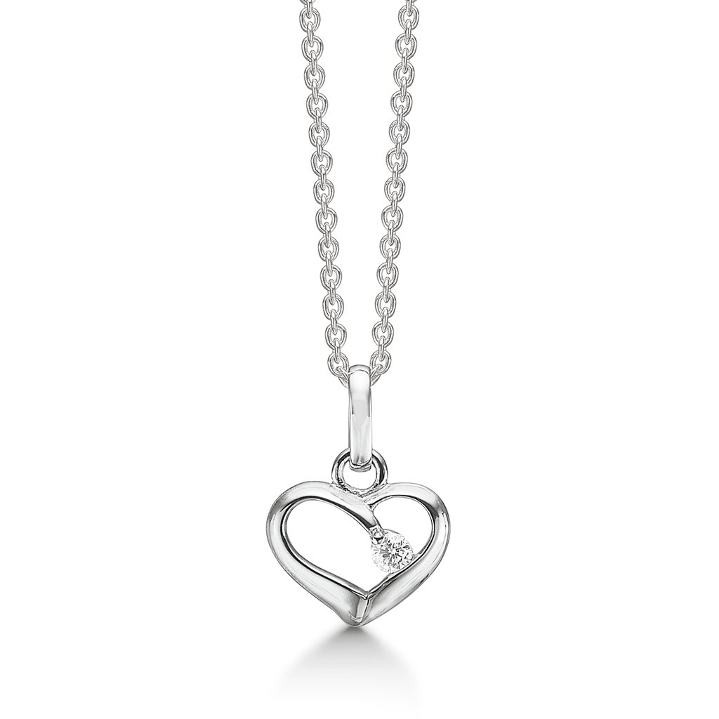 Sølv halskæde rhodineret hjerte med syntetisk cubic zirconia i spids på den ene bue. Kæden er længde 42-45 cm.