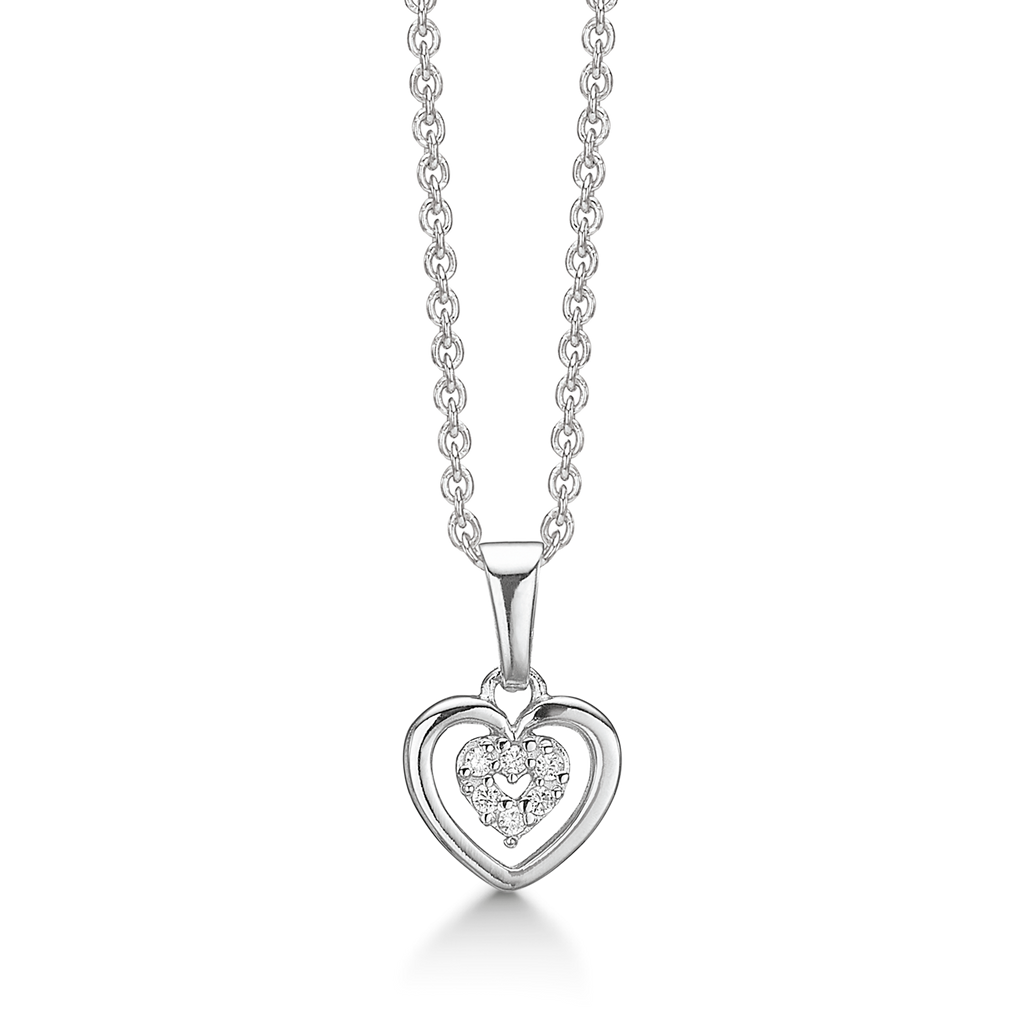 Sølv halskæde rhodineret hjerte med hjerte fyldt med syntetisk cubic zirconia i kanten. Kæden er længde 42-45 cm.