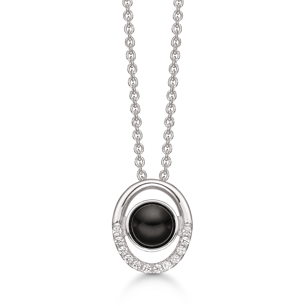Sølv halskæde rhodineret  oval ring med syntetiske cubic zirconia i kanten i den  ene ende og rund sort onyx i midten. Kæden er rhodineret sølv i længde 42-45 cm.