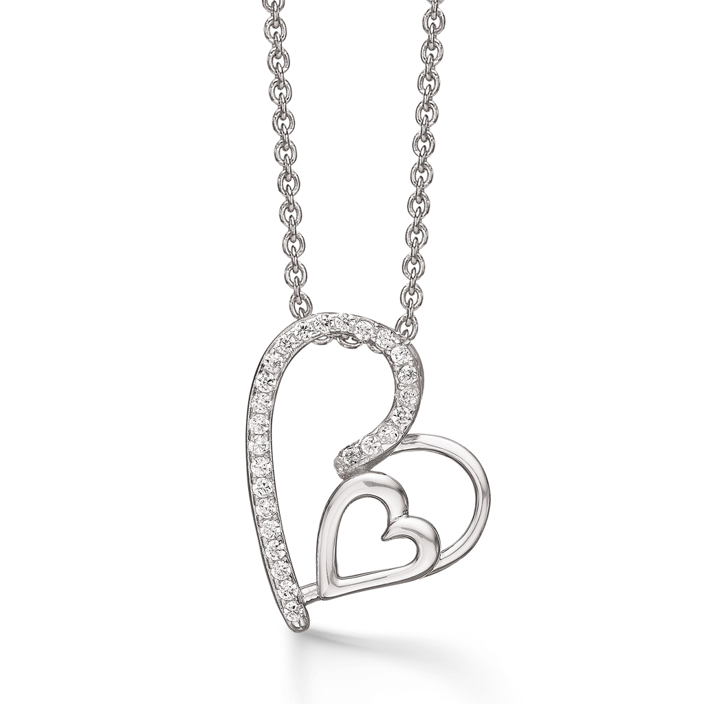 Sølv halskæde rhodineret hjerte hvor halvdelen er med syntetiske cubic zirconia   Kæden er rhodineret sølv i længde 42-45 cm.