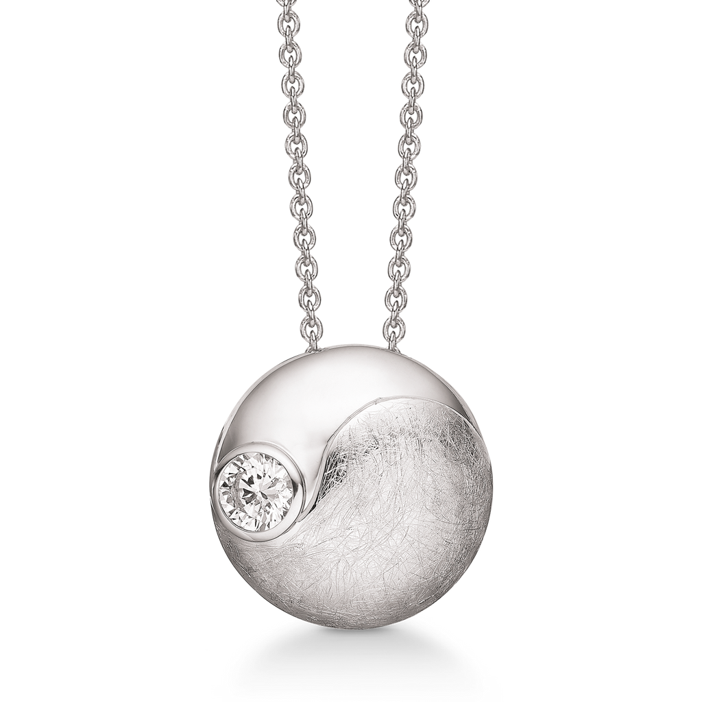 Sølv halskæde rhodineret  mat og blank - yin og yang med syntetisk cubic zirconia i den blanke del. Kæden er rhodineret sølv i længde 42-45 cm.
