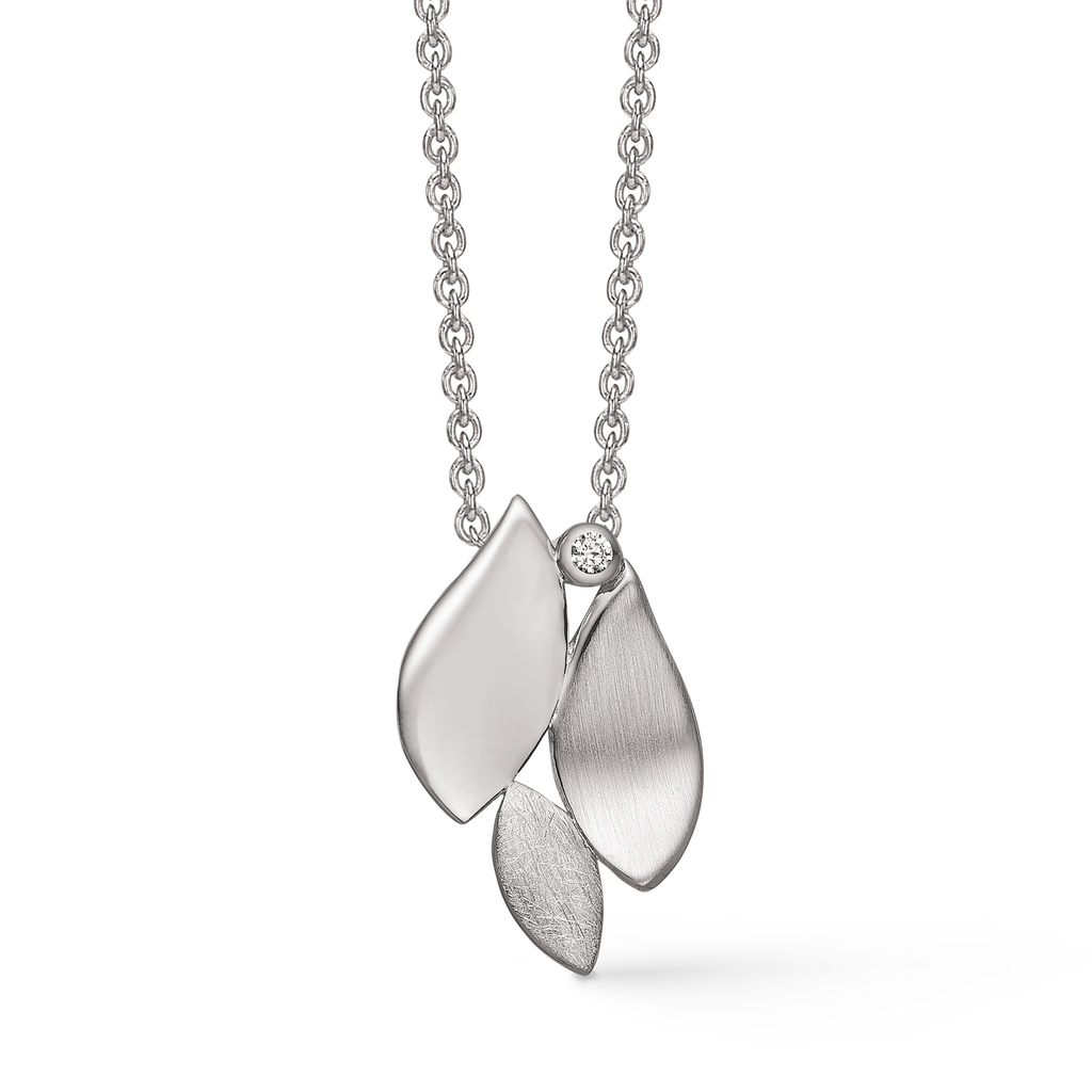 Sølv halskæde rhodineret  3 blade mat og blank med syntetisk cubic zirconia.  Kæden er rhodineret sølv i længde 42-45 cm.