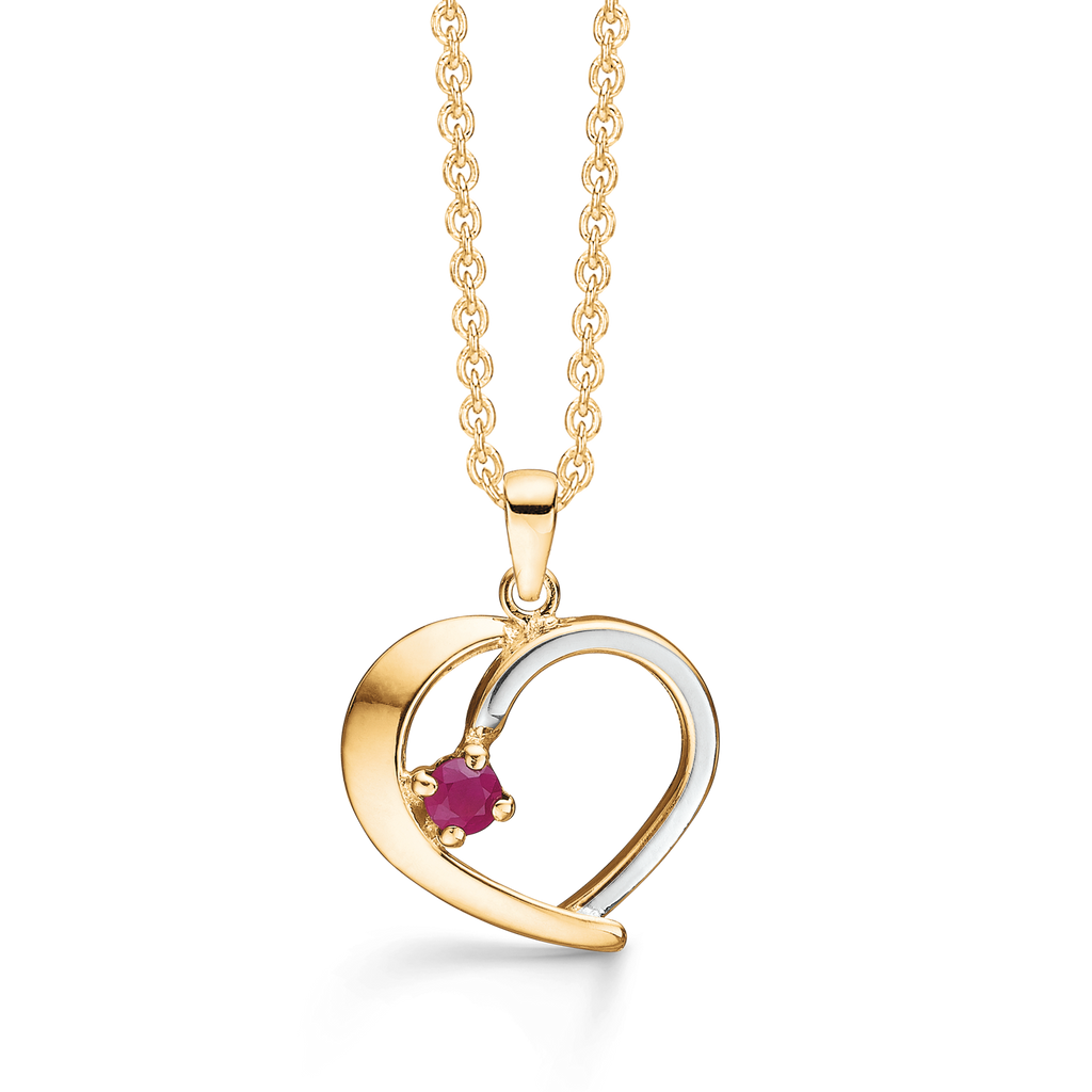 8 kt. guld Halskæde med vedhæng hjerte. Den ene side med rhodium og 1 rubin. Mål: 16 x 15 mm. Kæden er forgyldt sølv i længde 42-45 cm.