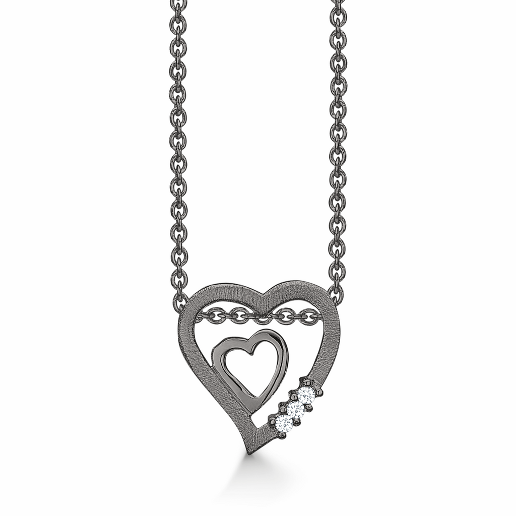 Sølv halskæde sort rhodineret skæv dobbelt hjerte mat og blank med syntetiske cubic zirconia. Kæden er sort rhodineret i længde 42-45 cm.