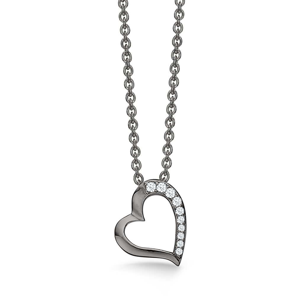 Sølv halskæde sort rhodineret skæv hjerte med syntetisk cubic zirconia i den ene kant. Kæden er sort rhodineret i længde 42-45 cm.